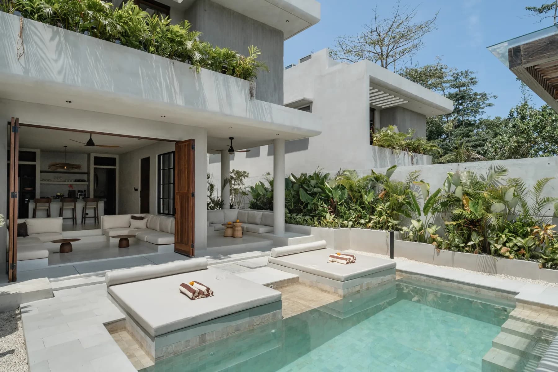 Zumaïa-paviljoen boven de Indische Oceaan in Uluwatu